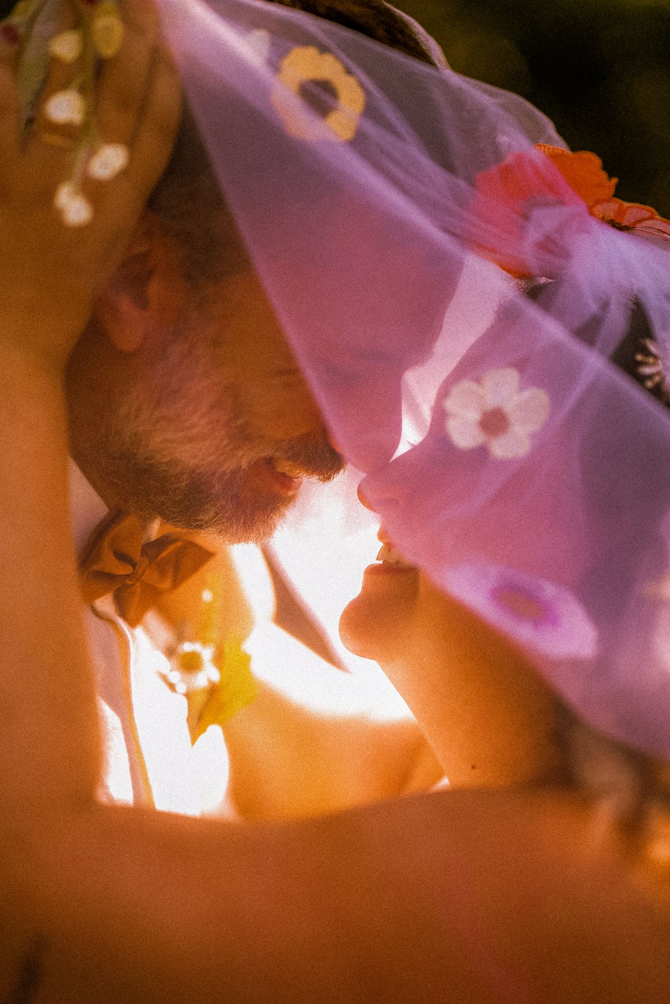 Parella de nuvis al seu casament, fotografia romàntica i documental